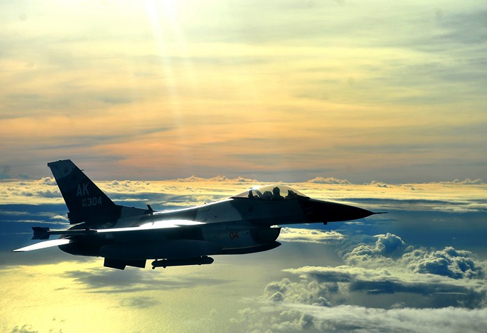 Tiêm kích F-16 đẹp lộng lẫy trên bầu trời.