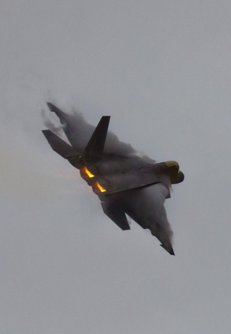 Hai động cơ của máy bay tàng hình F-22 rực lửa. 