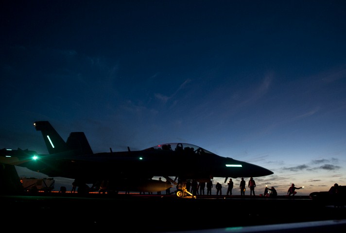 Tiêm kích trên hạm F/A-18 Super Hornet của Hải quân Mỹ chuẩn bị xuất kích trong đêm.