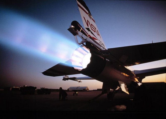 Động cơ của máy bay chiến đấu F-16 