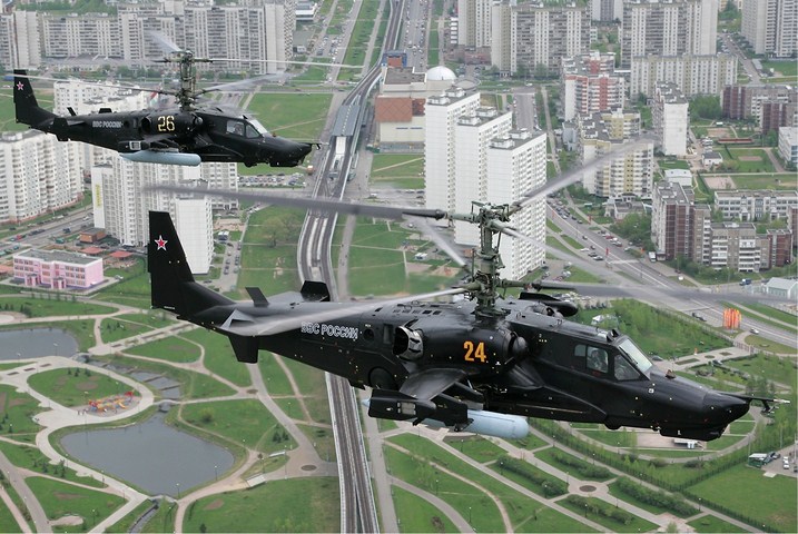 Hai trực thăng tấn công Cá mập đen Ka-50 tuần tra một thành phố Nga.