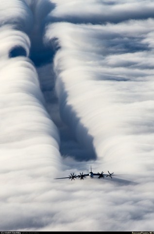 Tu-95MS bay xiên đám mây.