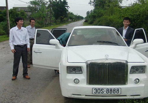 Hình ảnh chiếc Rolls-Royce nhái với biển giả gây xôn xao làng xe Việt.