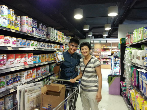  Cựu người mẫu Thúy Vinh khoe ảnh vui vẻ đi mua sữa cho con trai yêu cùng ông xã tại Singapore và 