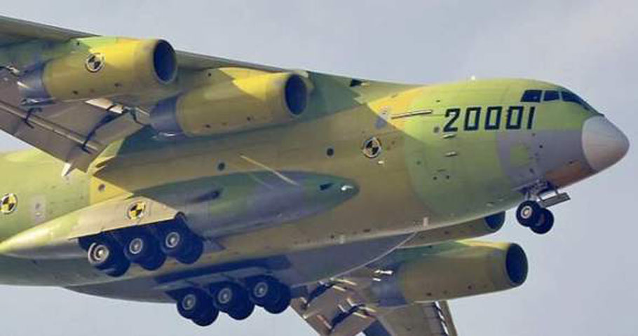 Xét thông số kỹ thuật của Y-20 cho thấy, nó lớn hơn so với Il-76 của Nga. Thân máy bay Y-20 dài khoảng 47m, sải cánh 45m, cao 15m, trọng lượng cất cánh tối đa lên tới 200 tấn, tải trọng tối đa 66 tấn. 
