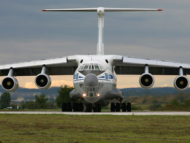 Trong khi, Il-76 có trọng lượng cất cánh tối đa 195 tấn, tải trọng 50 tấn.
