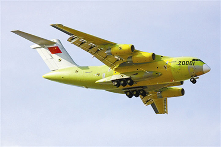  Y-20 cùng cỡ với IL-76MD của Nga nhưng có khoang hàng hóa rộng và cao hơn, có thể vận chuyển cả được xe tăng Type 99. Ngoài ra, Y-20 cũng đáp ứng nhiều nhiệm vụ khác như vận tải hạng nặng, tiếp dầu và cảnh báo sớm.