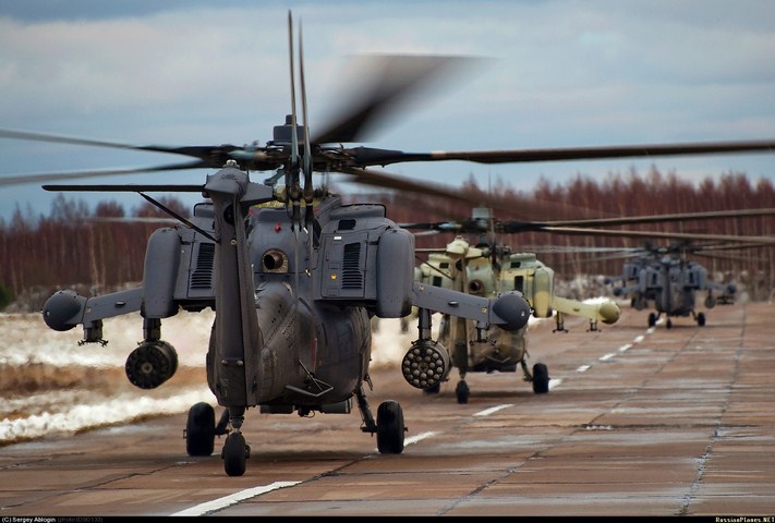 Về bề ngoài, Mi-28 khá giống với loại trực thăng tấn công Apache của Mỹ. Tuy nhiên, Mi-28N lại mang được nhiều vũ khí hơn Apache nhưng các hệ thống điện tử trên khoang của nó lại kém hiện đại hơn,