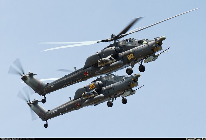 Mi-28 được trang bị hai động cơ Klimov TV3-117VMA, công suất 2.194 mã lực/động cơ. AH-64D được trang bị 2 động cơ General Electric T700-701D, công suất 2.000 mã lực, giúp máy bay có thể đạt tốc độ 320 km/giờ.