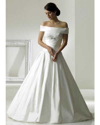 Một thiết kế đẹp, sang trọng khiến nhiều người nhớ tới bộ váy cưới của công chúa Victoria của Thụy Điểm trong ngày cưới. Chiếc váy cưới này sẽ khiến bạn trở nên rạng rỡ và quyến rũ.