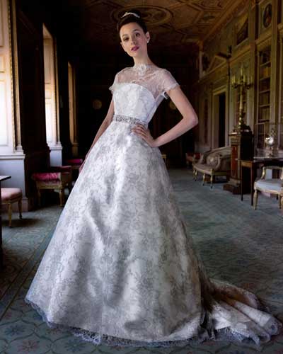 Một chiếc váy cổ điển vượt thời gian với phong cách thanh lịch trong các câu truyện cổ tích. Một chiếc váy mang phong cách cổ điển của nước Pháp.