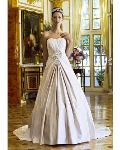 Ian Stuart là một nhà thiết kế đặc biệt trong những nhà thiết kế với phong cách riêng của mình. Những chiếc áo cưới làm từ lụa thủ công khiến cho trang phục trở nên mơ mộng như một nàng công chúa trong cổ tích và mang màu sắc thần tiên.