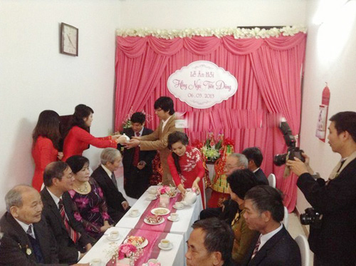 Sáng 6/3, Giáo sư Xoay Đinh Tiến Dũng đã chính thức làm lễ ăn hỏi trước khi có một đám cưới rình rang cùng cô dâu xinh đẹp - MC Hồng Nga.