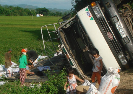 Những hành vi xâm phạm tài sản, sức khỏe, tính mạng người bị nạn, người gây ra tai nạn giao thông sẽ bị phạt nặng. Ảnh: DT