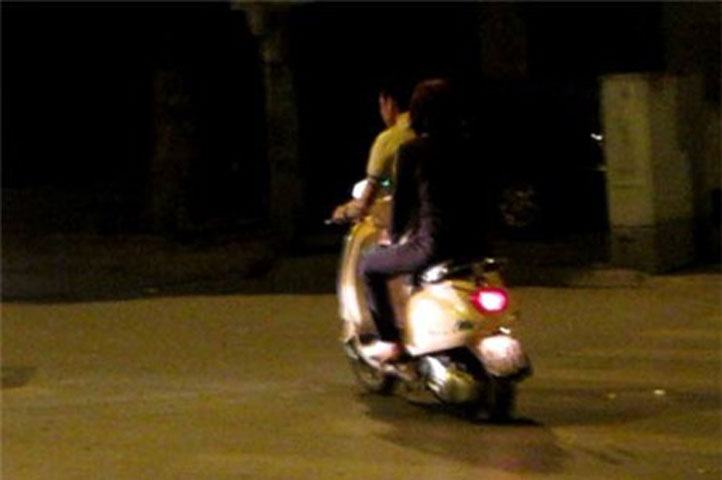 Hiệp gà biện minh “em vừa đi diễn về, đưa vợ đi ăn đêm nên quên… mũ