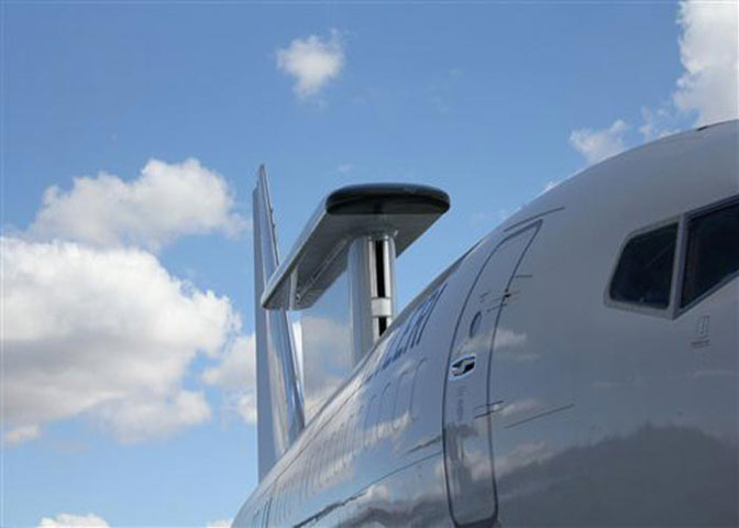 Ảnh cận sức mạnh hội tụ trong Boeing 737 AEW & C qua hệ thống thu bắt tín hiệu radar theo hình ống dài.