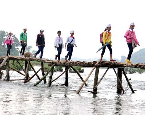 Mùa nắng, những chiếc bè phao ngưng hoạt động, người dân thôn Bung, Mò O, làng Già, làng Chai tự làm cầu tre bắc ngang qua sông Re để thu phí 2.000 - 5.000 đồng (kèm theo xe đạp, xe máy) hai lượt qua lại. Hôm nào có tiền thì học sinh đi cầu tre đến trường, khi hết tiền thì đành lội sông.