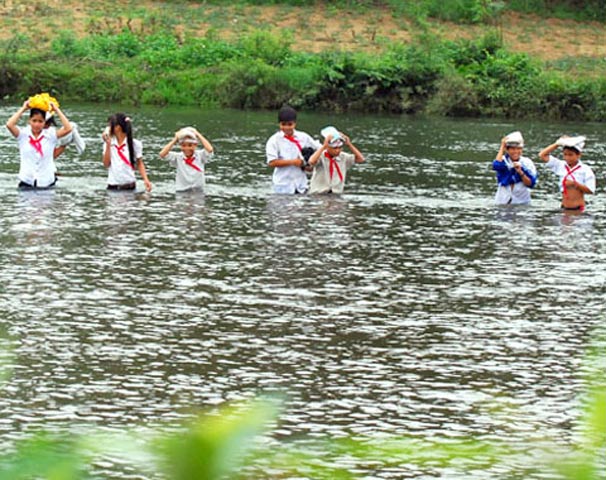 Học sinh trường THCS Sơn Ba vượt qua quãng sông sâu từ làng Bung qua làng Tranh đến lớp.