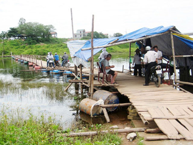 Cây Gỗ dài khoảng 200m do người dân tự làm bắc ngang qua dòng sông Đáy (huyện Đan Phượng, Hà Nội), giúp người đi từ huyện Đan Phượng sang huyện Phúc Thọ và ngược lại rút ngắn quãng đường hơn 4km, nhưng phải mất phí qua cầu.