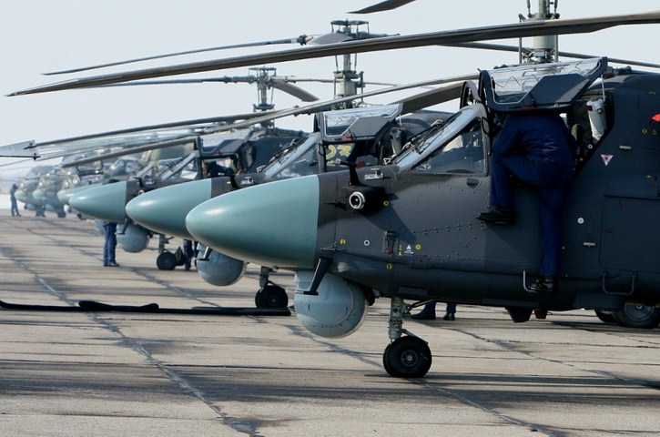 Ba trực thăng tấn công Ka-52 Alligator tối tân nhất của Không quân Nga chuẩn bị thực hành bài tập huấn luyện đạn thật ở độ cao thấp tại căn cứ không quân Chernigovka trong đầu tháng 3 vừa qua.
