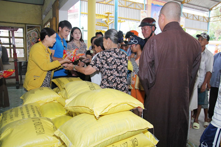 Ngày 10/3, Thủy Tiên cùng Công Vinh về quê phát gạo cho người nghèo. 