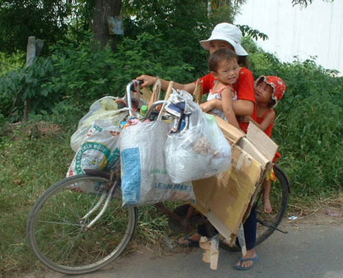 moi-nguoi-viet-phai-ganh-bao-nhieu-no-cong-phunutoday.vn