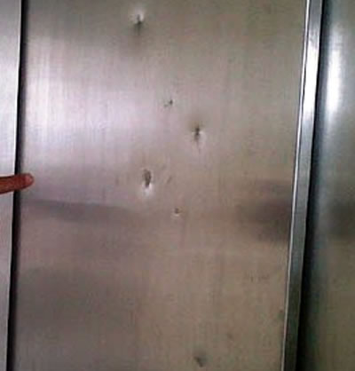 Cửa thang máy tại chung cư bị đập phá.