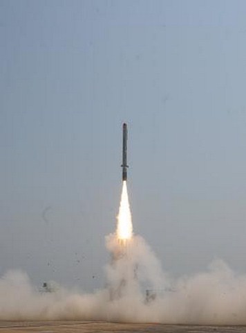 Viện phát triển hàng không (ADE), một chi nhánh của DRDO ở Bangalore, đã thiết kế tên lửa hành trình Nirbhay  như là một dẫn xuất của loại mục tiêu bay không người lái  Lakshya. 