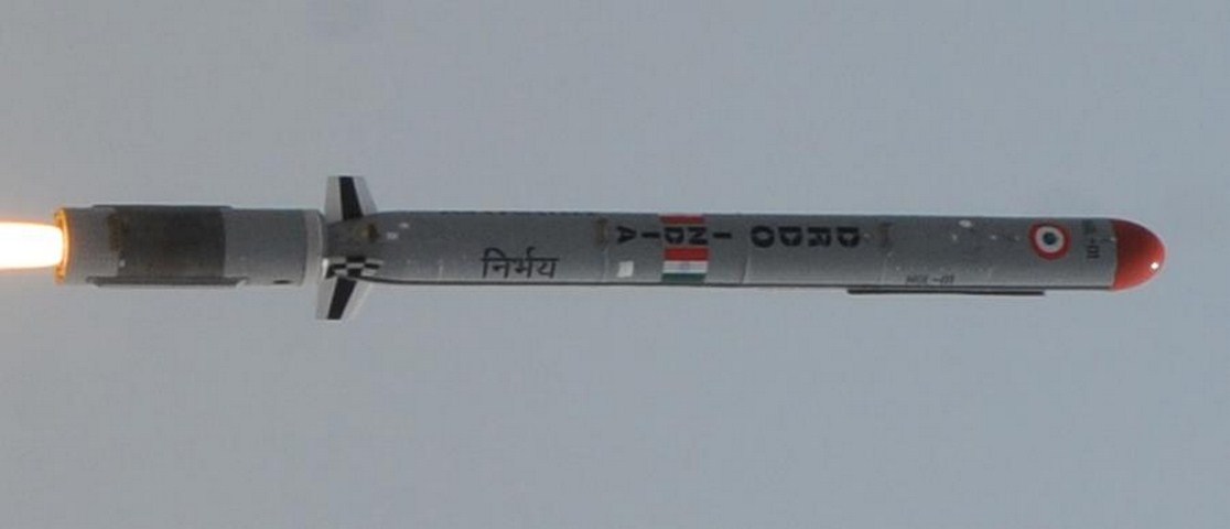Tên lửa Nirbhay có thể di chuyển với tốc độ  Mach 0,7  và sử  dụng  hệ  thống định vị, bám địa hình để  tự  duy trì độ  cao hành trình 10 m so với mặt biển  hoặc 30 m so với mặt đất.