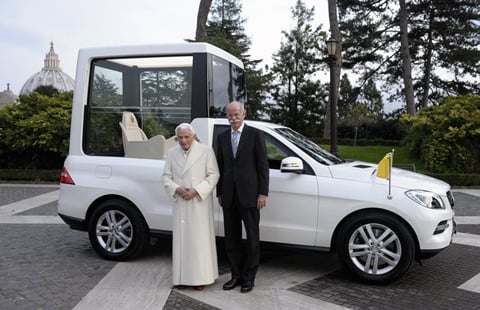 Giáo hoàng Benedict XVI, người vừa từ nhiệm từ cuối tháng trước, chụp ảnh cùng người đứng đầu Mercedes-Benz, hãng sản xuất xe ôtô cho nhiều đời Giáo hoàng, ngày 7/12/2012. Chiếc Popemobile, ô tô của Giáo hoàng, được sản xuất đặc biệt dành riêng cho người đứng đầu Giáo hội Công giáo, với lồng kính trong suốt và chiếc ghế ngồi cao.