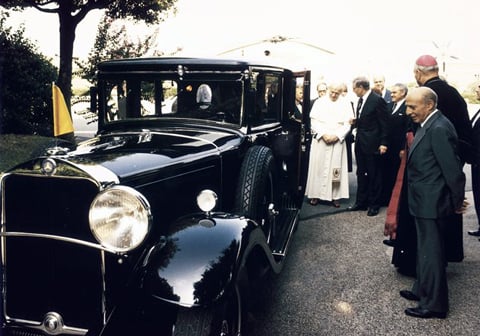 Giáo hoàng John Paul II bên chiếc Mercedes-Benz Nürburg sau khi được phục hồi vào năm 1984.