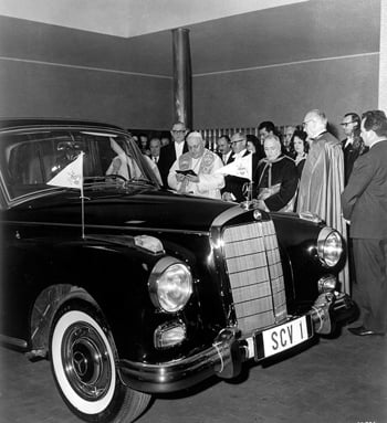 Giáo hoàng John XXIII nói về mối quan hệ giữa Vatican và Mercedes-Benz khi chiếc xe được bàn giao năm 1960.