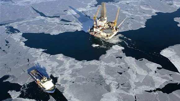 Một giàn khoan của tập đoàn dầu khí lớn nhất thế giới Rosneft (Nga) đang hoạt động tại Bắc Cực 