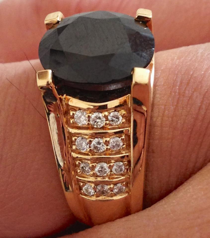 Cận cảnh chiếc nhẫn kim cương màu đen của Hoàng Việt