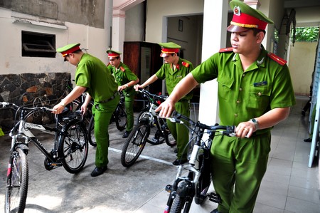 Các chiến sĩ dùng xe đạp xuống địa bàn, bắt đầu một ngày rong ruổi tuần tra. Ảnh: DT