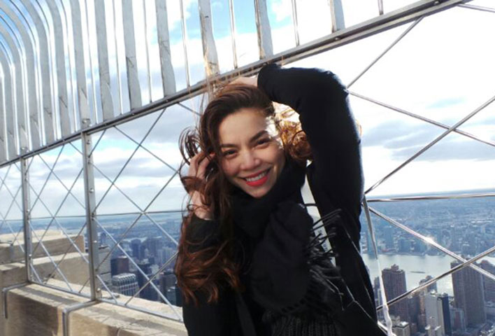 Người đẹp dành thời gian đi tham quan tòa nhà Empire State cao nhất ở New York.