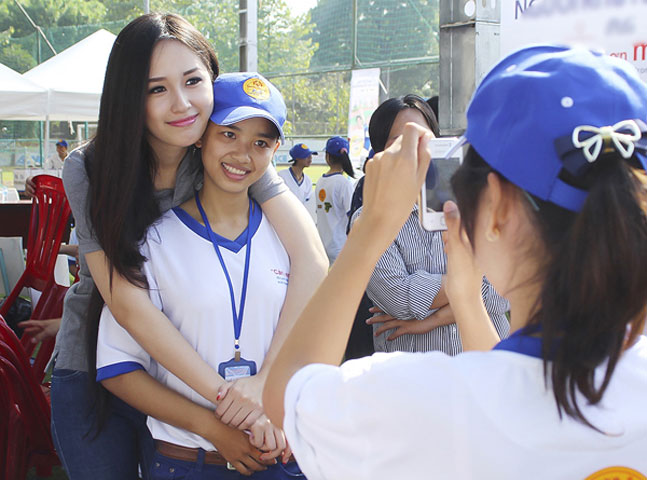 Sáng 16/3, tạm gác công việc dự tiệc, Hoa hậu Việt Nam Mai Phương Thúy đã đến ủng hộ giải thể thao dành cho người khuyết tật tại quận Phú Nhuận, TP.HCM.