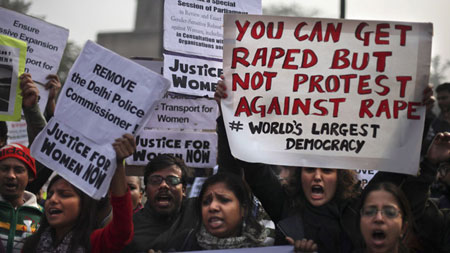 Một cuộc biểu tình phản đối các vụ hãm hiếp phụ nữ tại Ấn Độ.