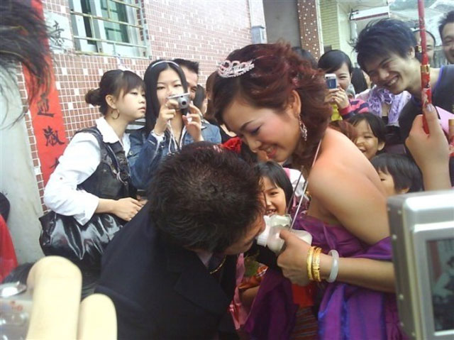 Những hình ảnh phản cảm của giới trẻ Trung Quốc trong đám cưới của mình.