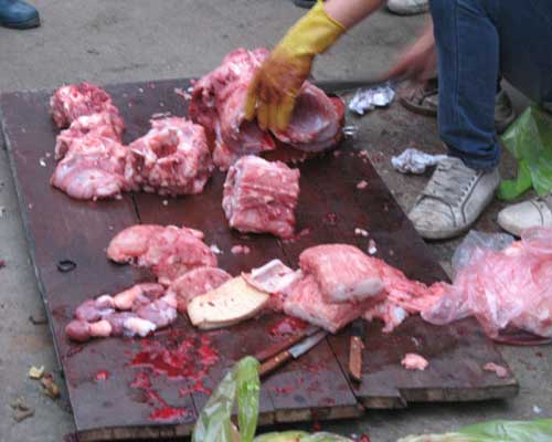  Thịt cá sấu được bày bán ngay tại vỉa hè như thịt lợn
