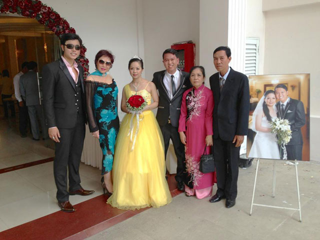  Trong lần về dự lễ thành hôn của anh trai, Vũ Hoàng Việt cũng không quên dẫn người yêu về. 