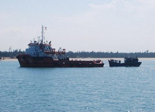Một tàu cá của ngư dân Quảng Nam bị nạn được tàu Vùng Cảnh sát biển 2 lai dắt vào cảng Kỳ Hà, Quảng Nam