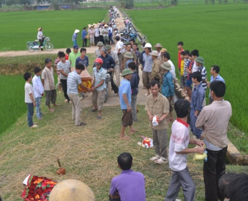  Người thân đưa thi thể 2 em học sinh về mai táng. Ảnh:KT