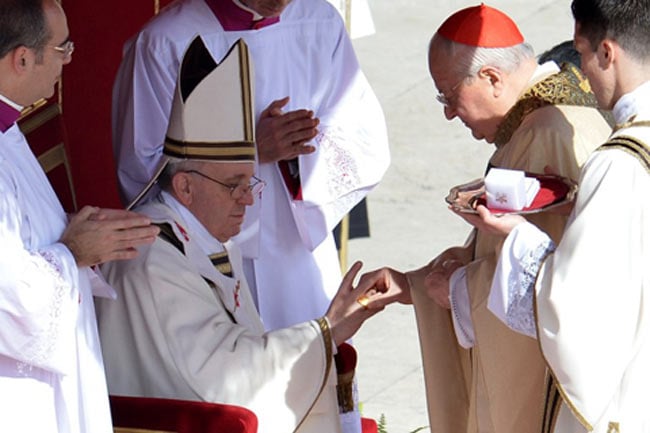 Hồng y Italy Angelo Sodano trao chiếc nhẫn Ngư phủ bạc mạ vàng cho Giáo hoàng Francis.