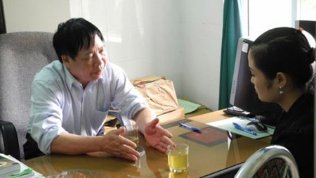 Ông Nguyễn Ngọc Quyết đang tư vấn cho nạn nhân bị BLGĐ