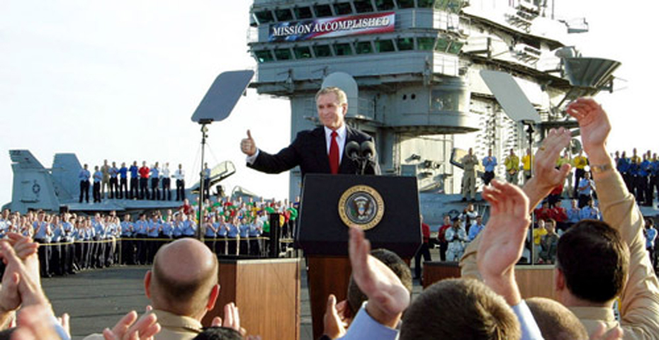 Ngày 1/5/2003, đích thân Tổng thống George W. Bush đã tới thăm tàu sân bay USS Abraham Lincoln tại vùng biển quốc tế ngoài khơi Iraq. Chỉ hơn một tháng kể từ ngày phát động cuộc chiến, hầu hết các mục tiêu lớn nằm trên lãnh thổ Iraq đều đã bị san phẳng, khiến Chính phủ Saddam Hussein hoàn toàn thất thế.