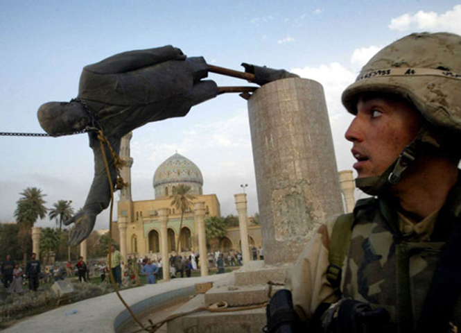 Ngày 9/4/2003, bức tượng Saddam Hussein cao gần 40 m nằm giữa quảng trường Firdos, Thủ đô Baghdad bị kéo đổ, chứng tỏ với thế giới sự sụp đổ của chế độ này. Một số thường dân Iraq nhiệt liệt ăn mừng sự sụp đổ của chế độ Saddam trong khi việc kéo đổ bức tượng được truyền hình trực tiếp trên khắp thế giới, minh chứng cho chiến thắng của Mỹ và đồng minh.