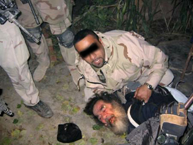 Hình ảnh nhà lãnh đạo Saddam Hussein bị bắt giữ sau nhiều tháng ẩn náu bên dưới một căn hầm ở Tikrit. Đầu tóc không chải, bộ ria mép đặc trưng bị thay thế bởi bộ râu dài và bạc gần hết là hình ảnh khiến cả thế giới bất ngờ.