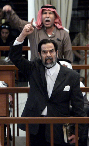 Thái độ kiên quyết của Saddam Hussein tại phiên tòa xét xử bởi tội danh chống lại loài người, với cáo buộc trách nhiệm cho vụ thảm sát ở một thị trấn của người Shiite ở Dujail.Tuy nhiên, ông vẫn bị kết án tử hình, thi hành án treo cổ vào ngày 30/12/2006 ở ngoại ô Baghdad.
