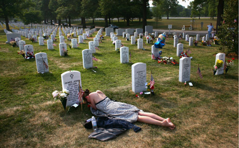 Cô gái trẻ nằm úp mặt trước ngôi mộ của chồng chưa cưới, Trung sĩ James 